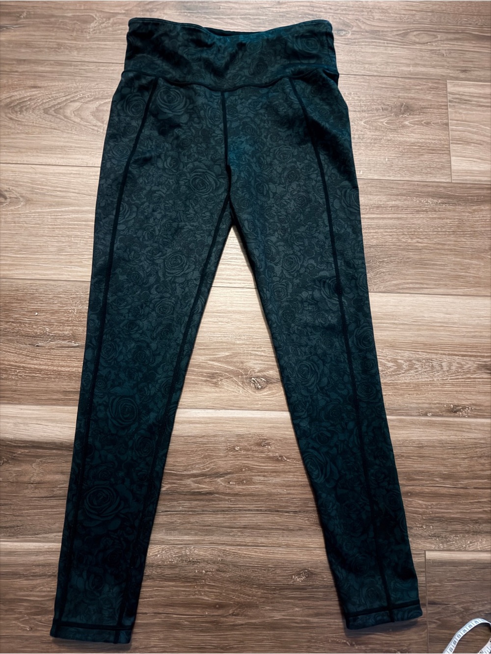 Sweaty Betty gray and black floral workout leggings size medium